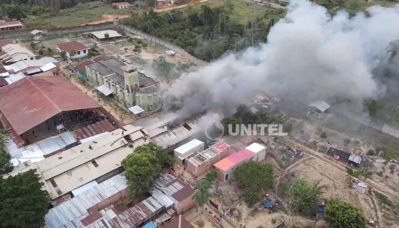 Incendio en cárcel pandina: Presumen explosión de garrafa y reportan dos heridos