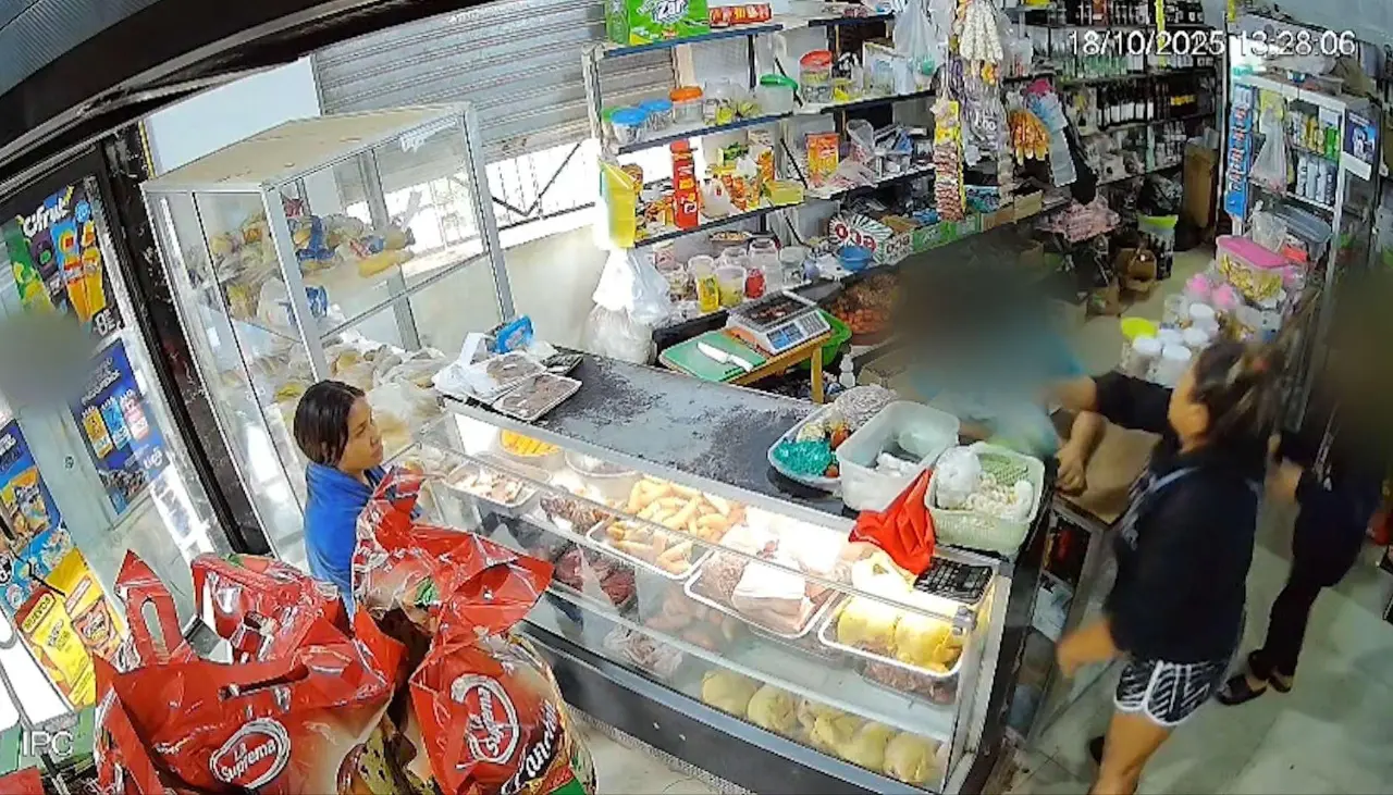 Video: Mujer golpea a un niño que atendía una tienda y al ser expuesta por las cámaras pide disculpas