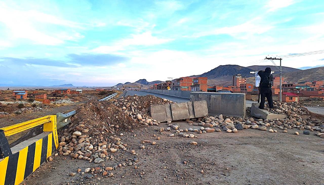 Quinto día de bloqueo en la ruta hacia el lago Titicaca, no hay miras de solución y comienza a subir el precio del pescado