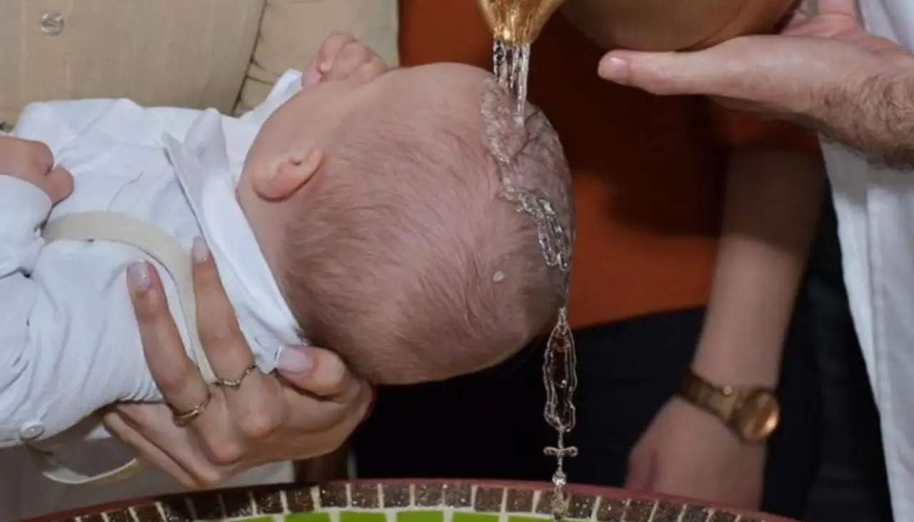 Impresionante bautizo en Brasil: gotas de agua forman un “rosario” sobre la cabeza de un bebé