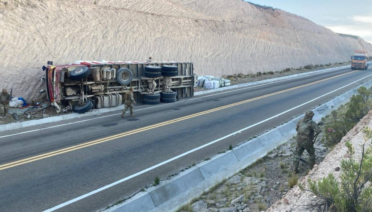 Agentes comisan cuatro camiones con aceite, azúcar, harina y fideo de contrabando