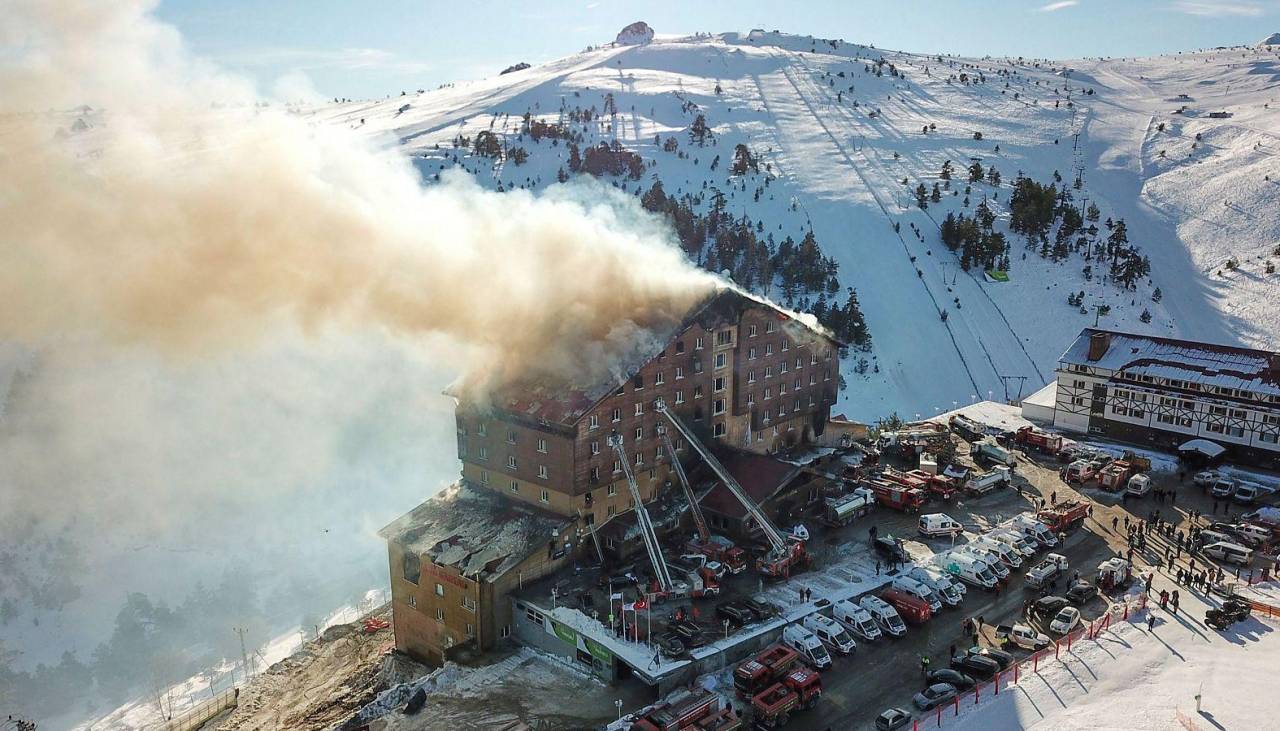 76 muertos por incendio de hotel en una estación de esquí en Turquía