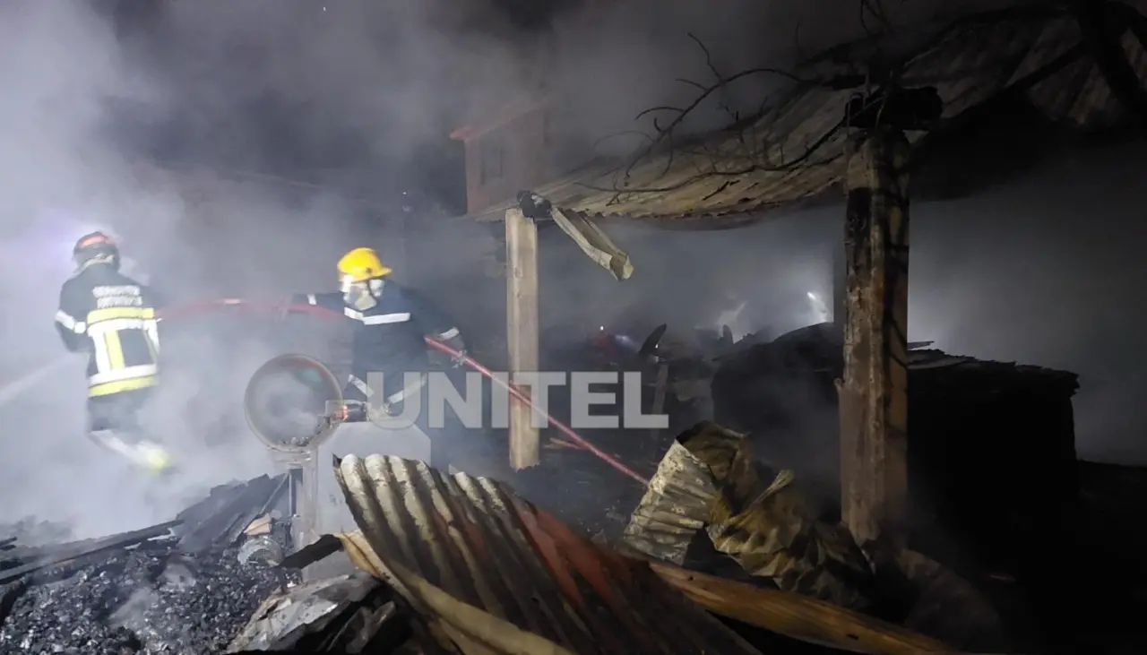El llanto de los perros alerta de un incendio en una barraca en la zona sur de Cochabamba