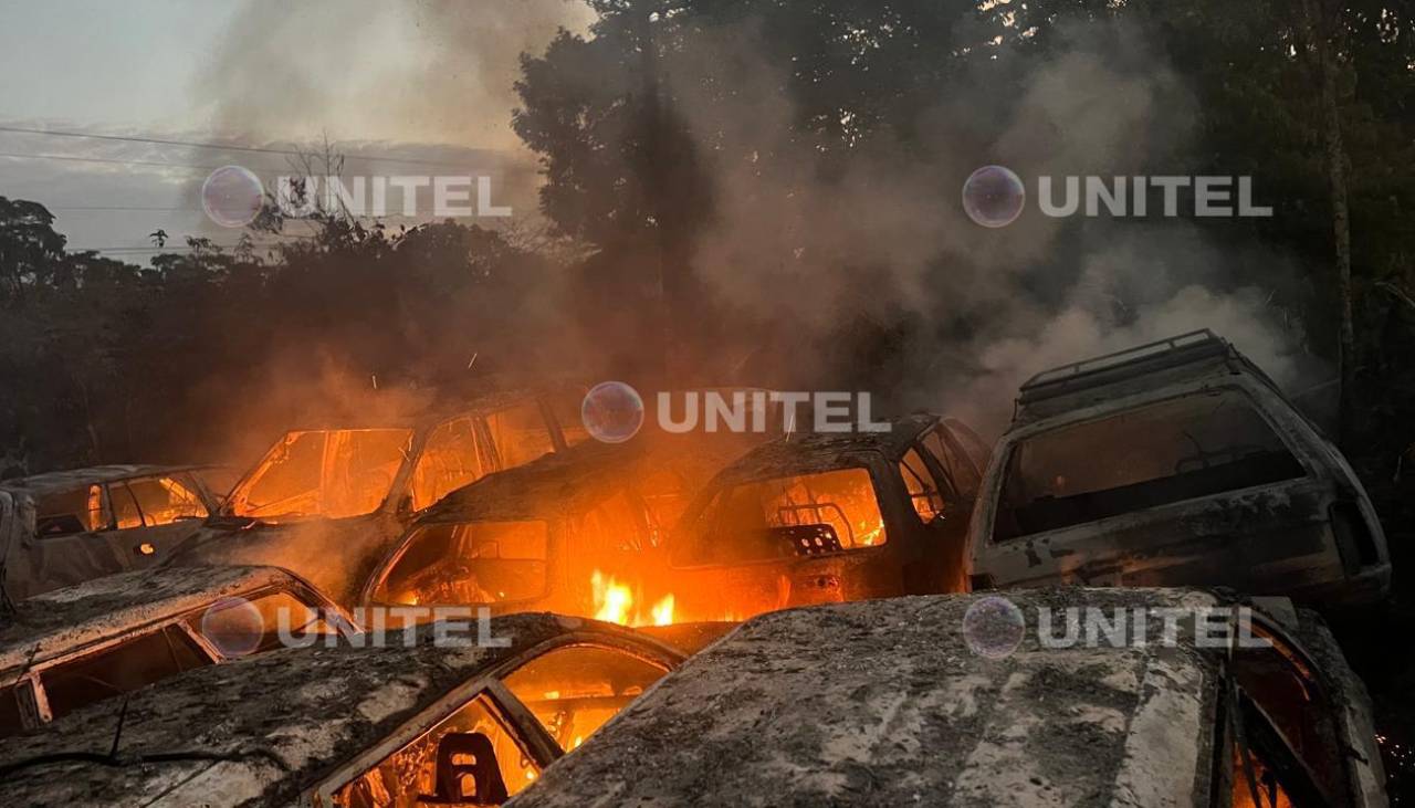 Arden 14 vehículos incautados por narcotráfico que estaban en instalaciones de Umopar Chimoré 