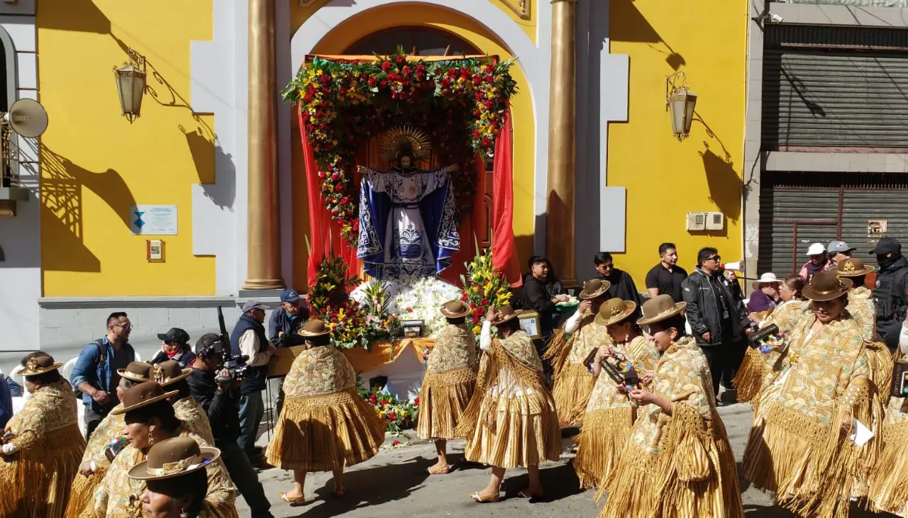 Miles de fraternos renuevan su fe y promesa al Señor del Gran Poder a una semana de la fastuosa entrada de La Paz