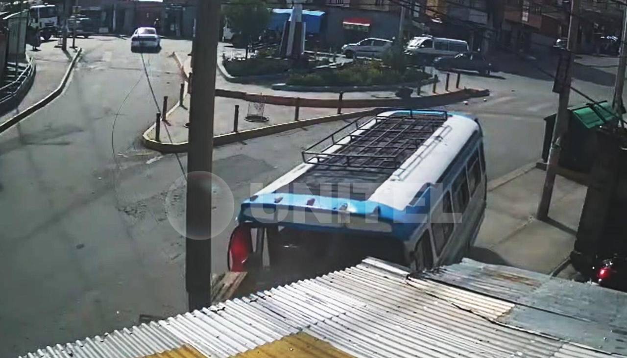 Video: Así fue el impresionante impacto de un micro contra una casa