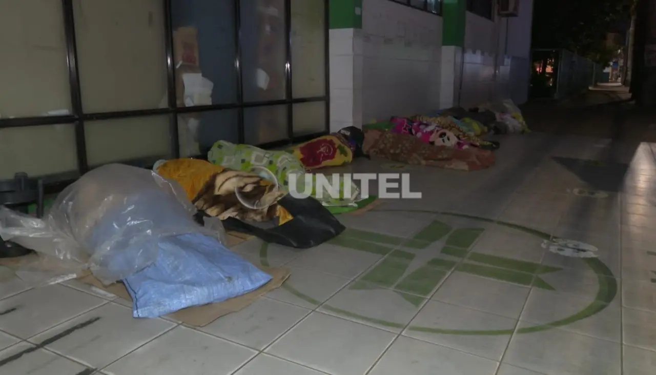 A la intemperie en un intenso frío, pacientes buscan una ficha en hospitales públicos cruceños