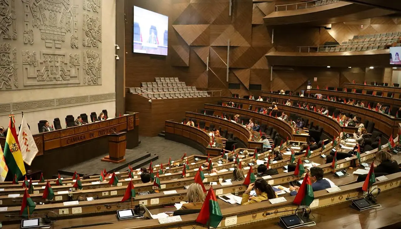 Diputados debaten crédito de $us 62 millones del BID para ampliar una línea del teleférico de La Paz