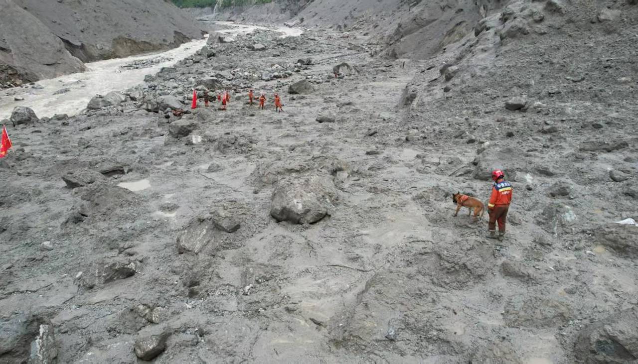 Nepal y China luchan por localizar a casi 3.000 desaparecidos tras el mortífero alud