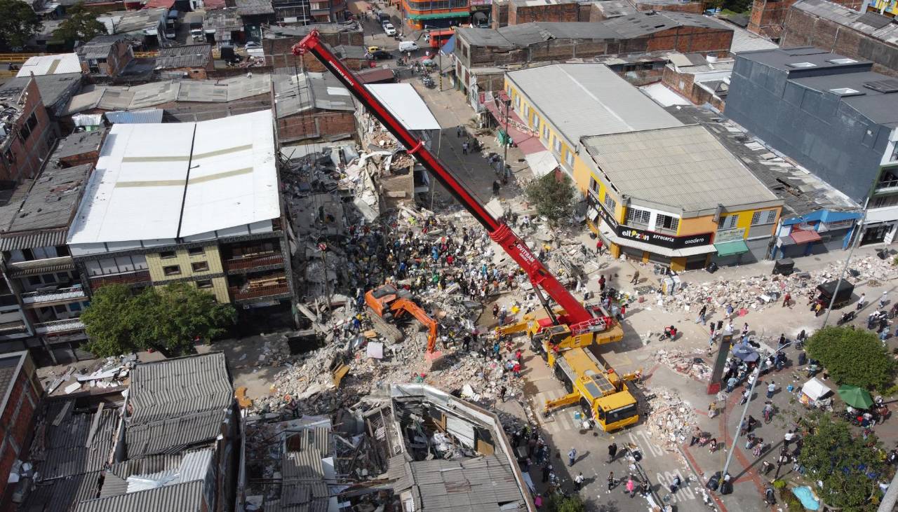 La búsqueda de sobrevivientes continúa a contrarreloj en Colombia tras el sismo;