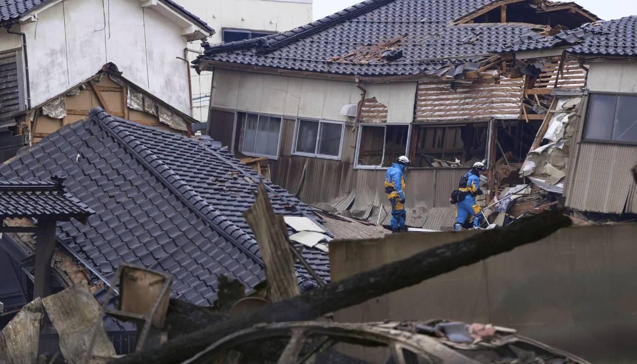 Suben a 30 los muertos por el terremoto en Japón mientras continúan las tareas de rescate