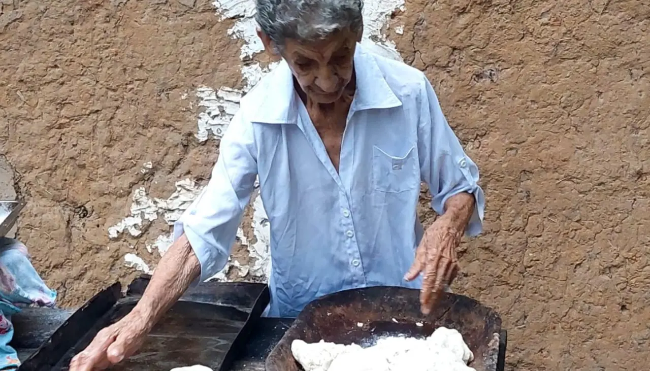 Ana a sus 99 años desafía al tiempo; madruga, hornea y cosecha frutas trepando árboles
