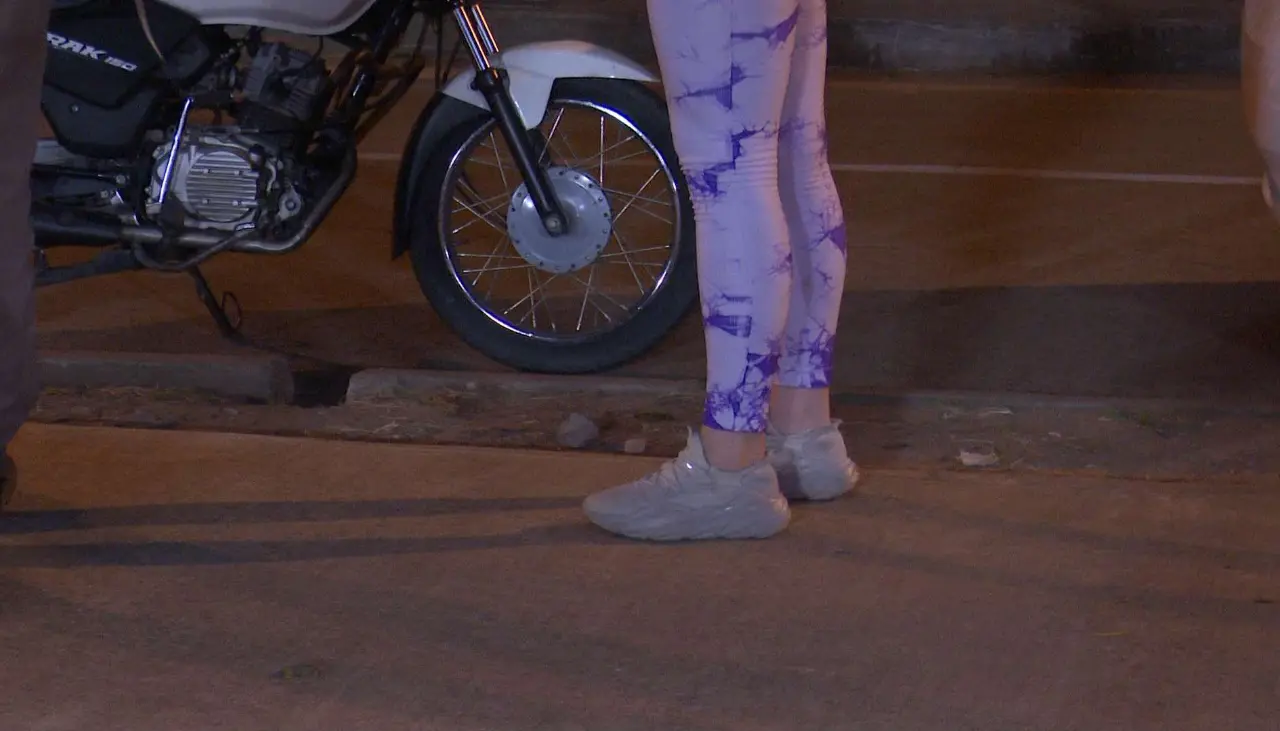 Un hombre apunta con un arma a una pareja que hacía ejercicio, roba un celular y huye caminando