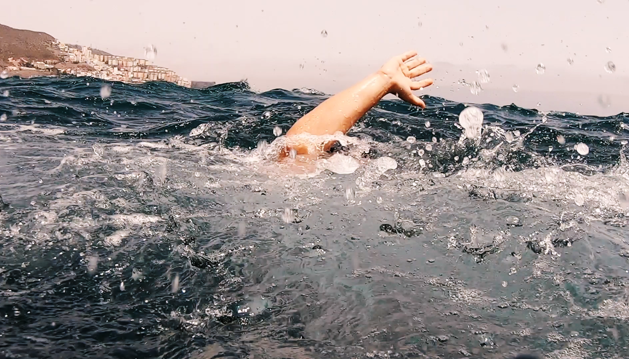 La historia del adolescente que nadó durante horas para salvar a su familia en Australia