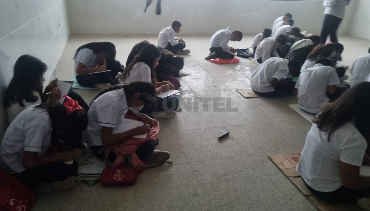Escolares de unidad educativa en Paurito pasan clases en el piso por falta de pupitres