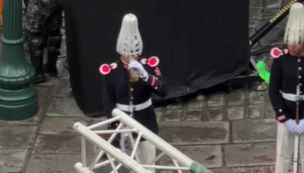 Un gesto que calentó corazones bajo la lluvia y el frío: una mujer invitó bebida caliente a soldados durante la posesión presidencial