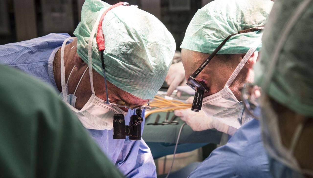 Hong Kong logra el primer trasplante hepático de donante vivo con microcirugía robótica