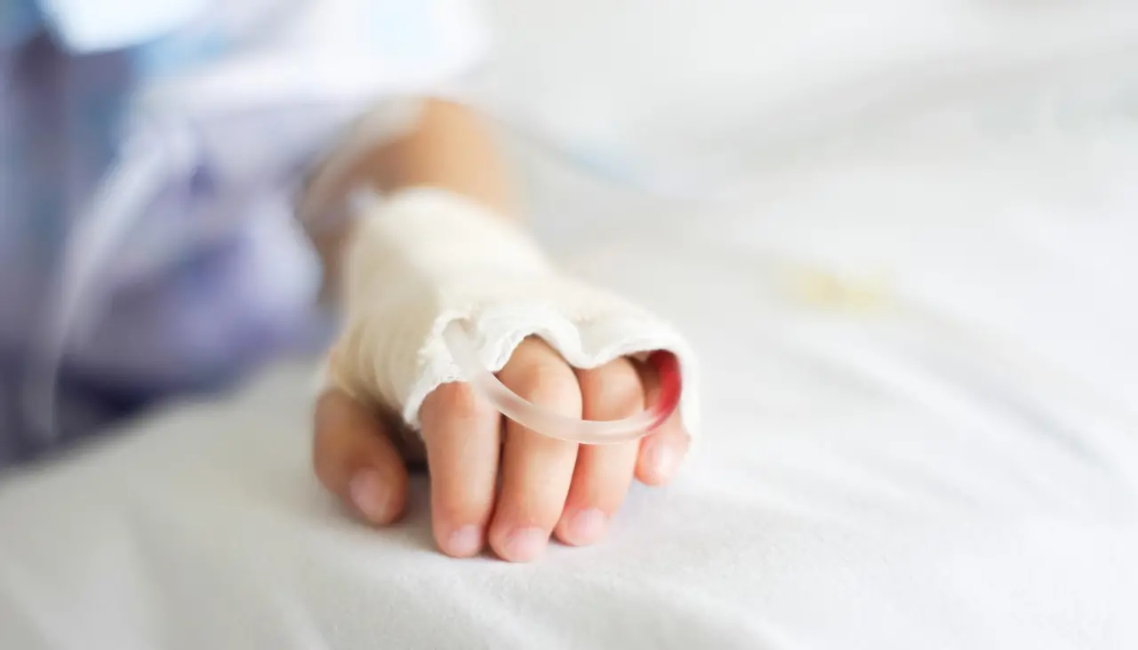 Aprehenden a la niñera del niño de dos años que quedó en estado crítico por un fuerte golpe en la cabeza, reporta la Policía 