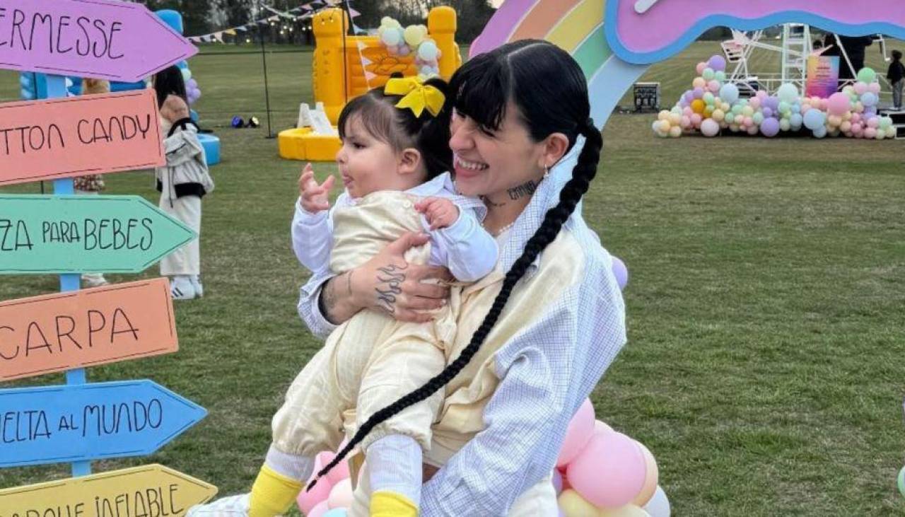 Cazzu celebró el primer añito de Inti en una fiesta de colores ¿Estuvo Nodal?