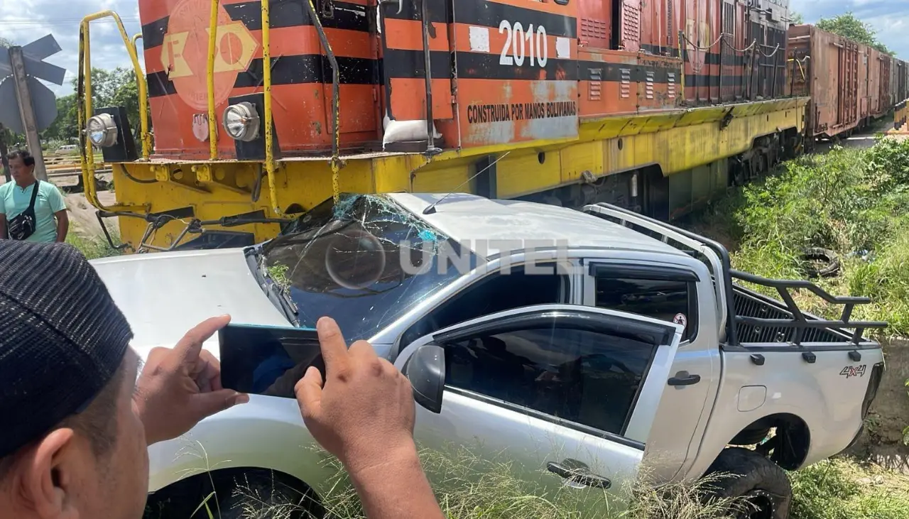 Videos: Camioneta intenta ganarle a un tren y es arrastrada varios metros en Santa Cruz, según testigos