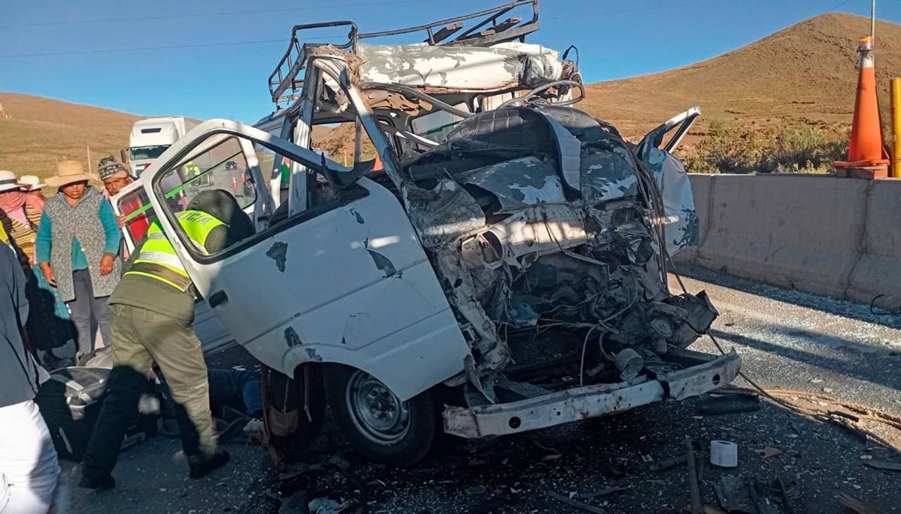 Tragedia en la ruta La Paz - Oruro: Minibús choca contra un camión en un peaje y deja dos fallecidos