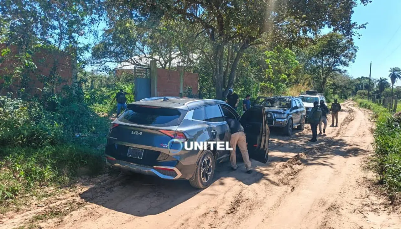 Personal de Felcn allana un hangar en la localidad de Peji, ruta a Camiri