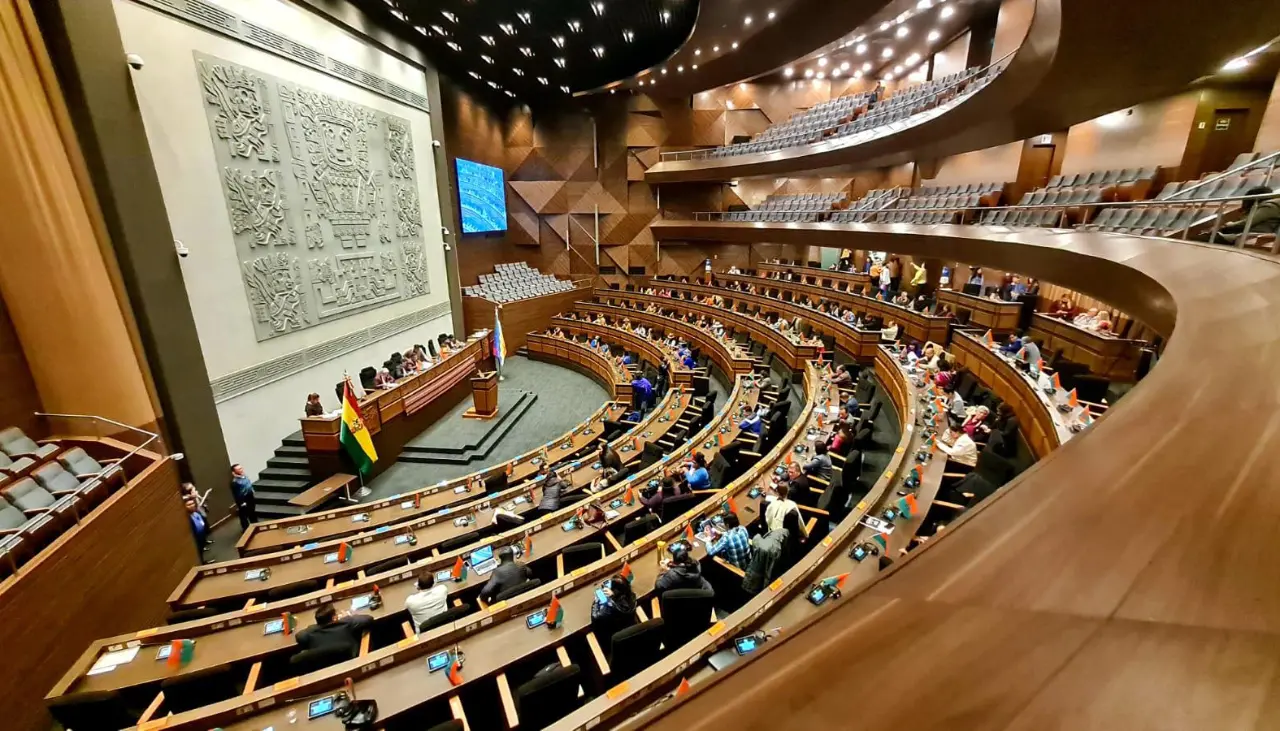 Suspenden reinstalación de sesión en la ALP por licencia de 24 senadores; estaba en agenda un crédito de $us 30 millones