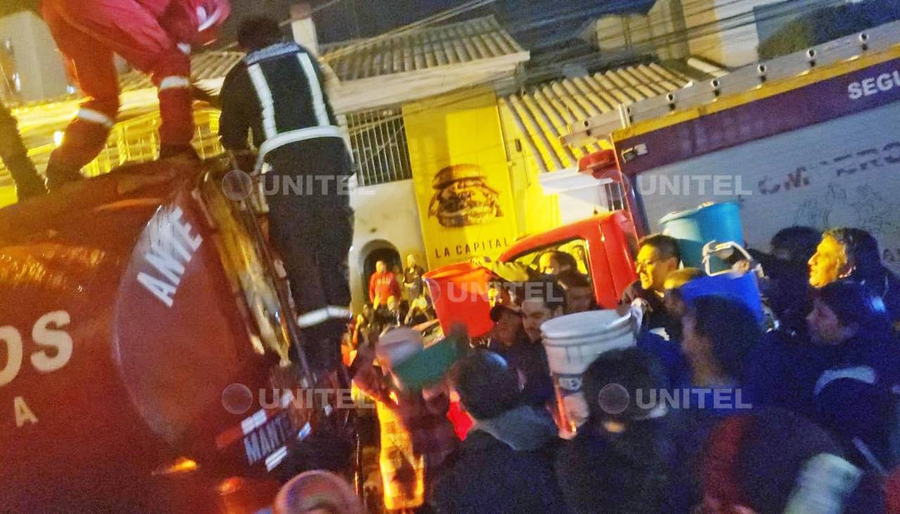 Incendio en Sopocachi: Vecinos forman una cadena humana para recargar cisterna usando baldes