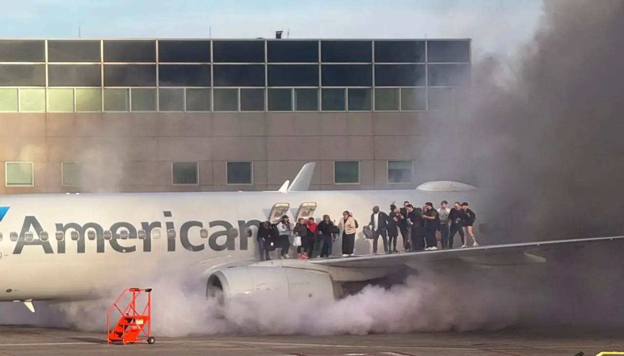 Una docena de heridos por incendio en avión tras aterrizar en EEUU