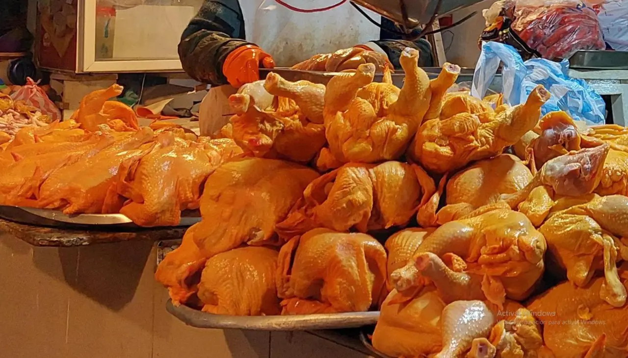 Precio del kilo de pollo baja a Bs 15,50 en mercados cruceños y comerciantes señalan que hay sobreoferta por los bloqueos