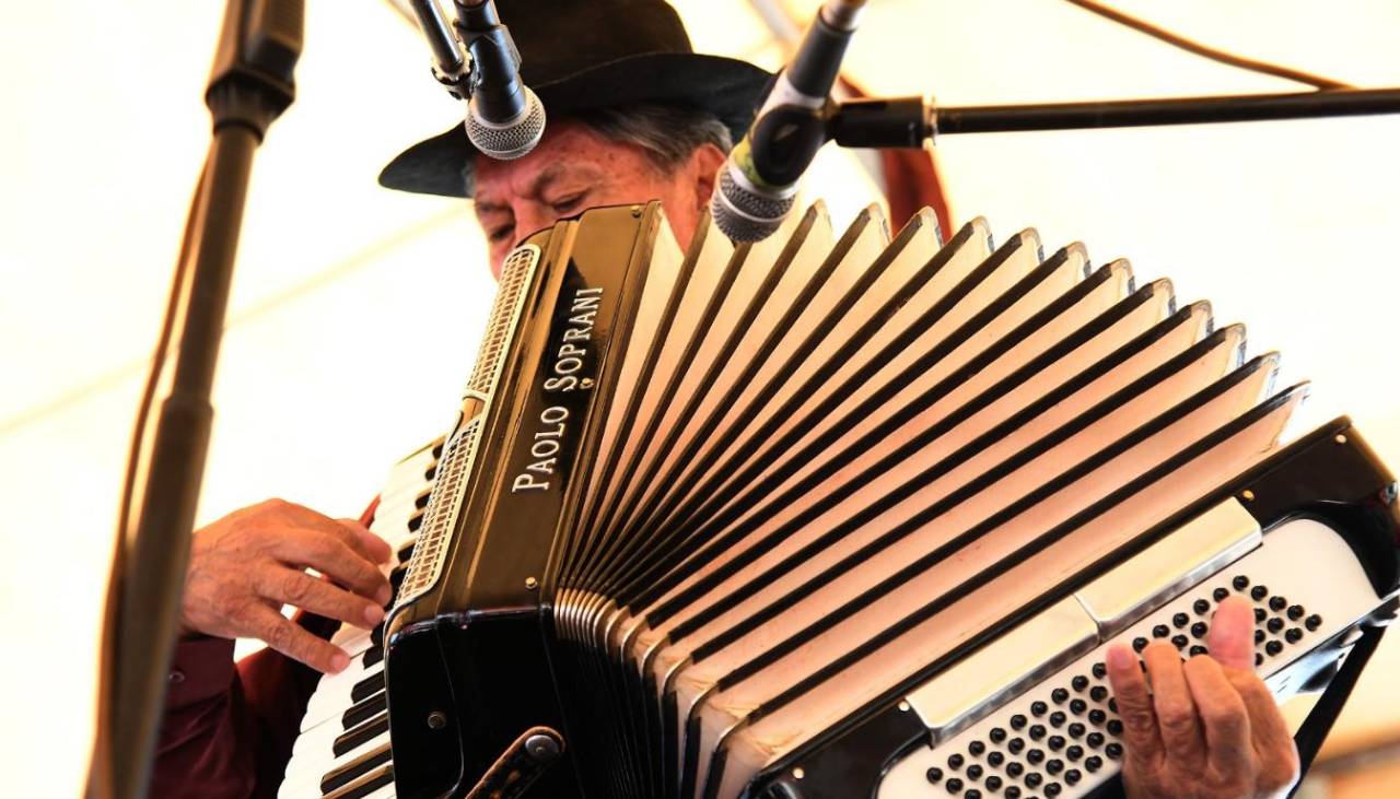 Un festival rescata la tradición del acordeón y la concertina en el centro de Bolivia