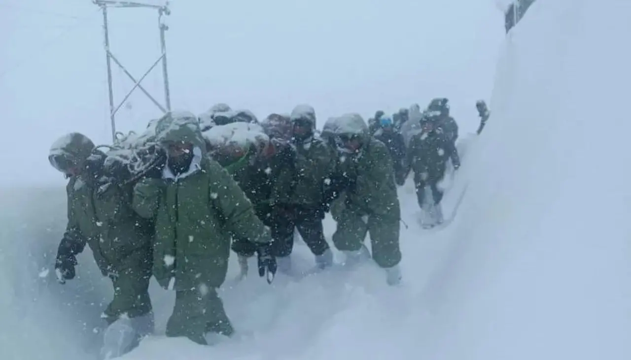 Al menos 41 desaparecidos y 16 rescatados tras una avalancha de nieve en el norte de India