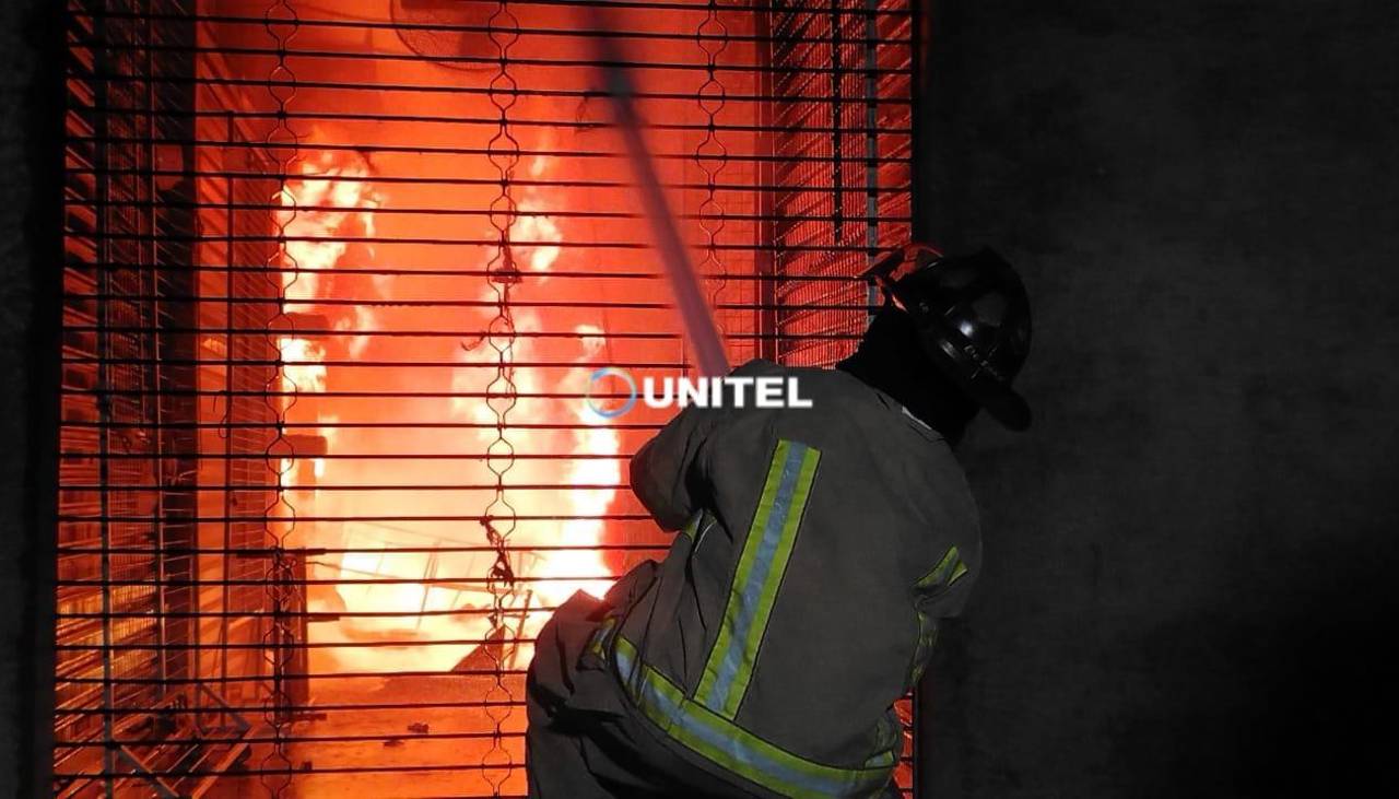 Voraz incendio afecta a la feria Barrio Lindo de Santa Cruz de la Sierra