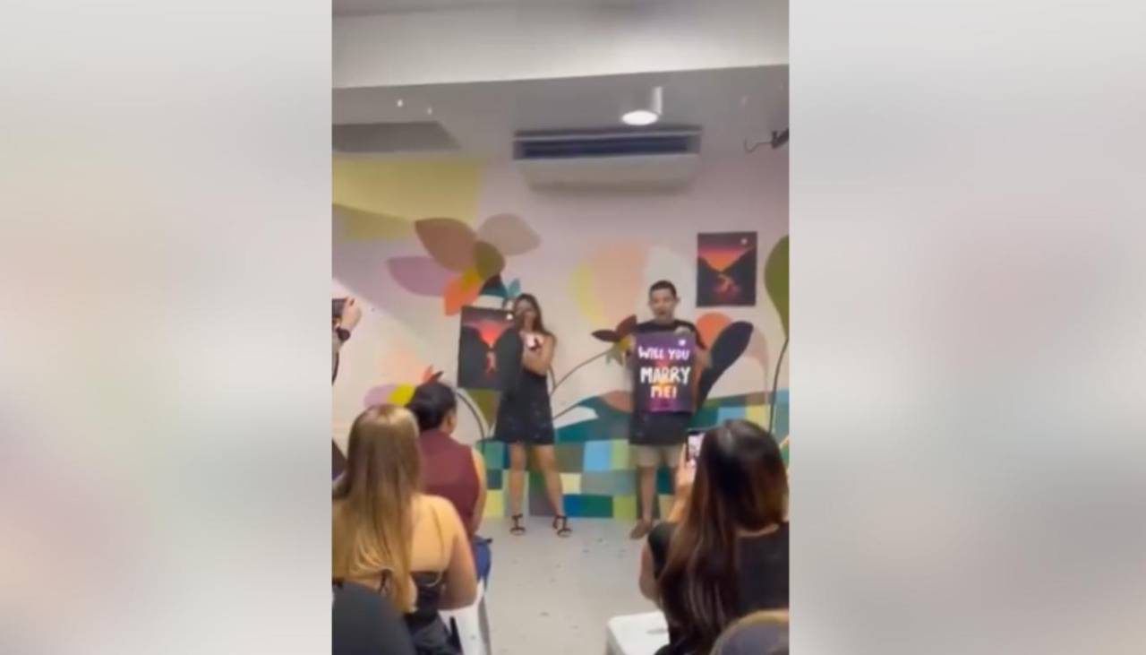 Joven se inscribe a clases de pintura solo para proponerle matrimonio a su novia