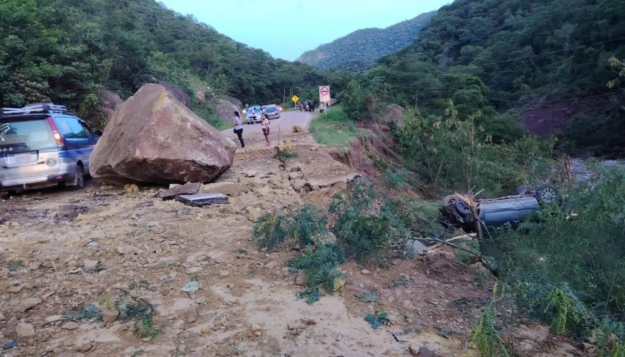 Reportan que caída de una roca provocó accidente en la carretera a los valles cruceños