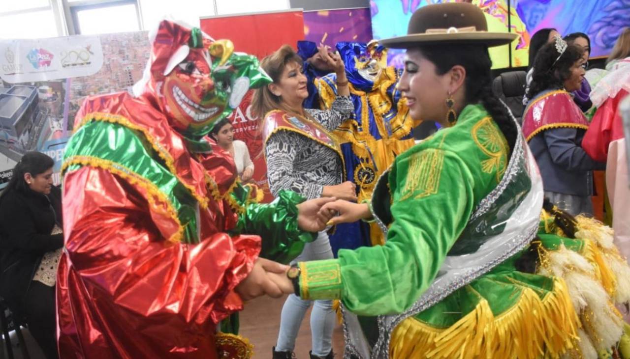 Prohíben el disfraz de arlequín en Carnaval en La Paz y reafirman al Pepino como único símbolo paceño