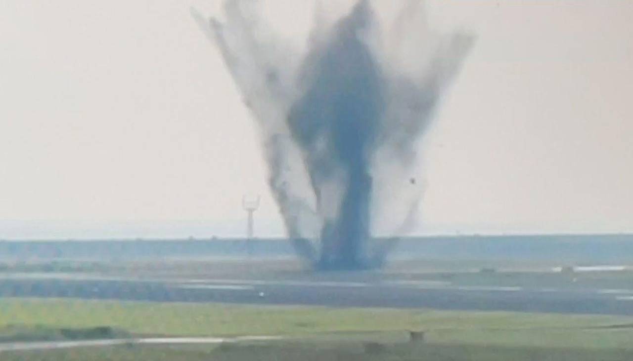 Video: Una bomba lanzada por EEUU en la II Guerra Mundial estalló en un aeropuerto de Japón y causa su cierre