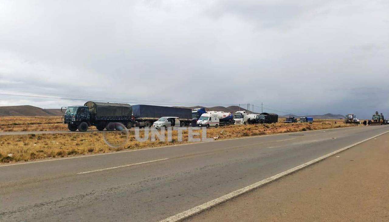 Dinamitazos en la carretera La Paz - Oruro hacen retroceder al contingente policial y militar que abría el corredor humanitario