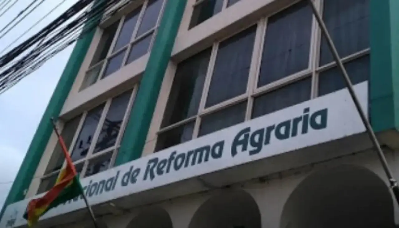 Viceministerio de Autonomías interviene oficinas del INRA en La Paz tras denuncias de avales para avasallamientos