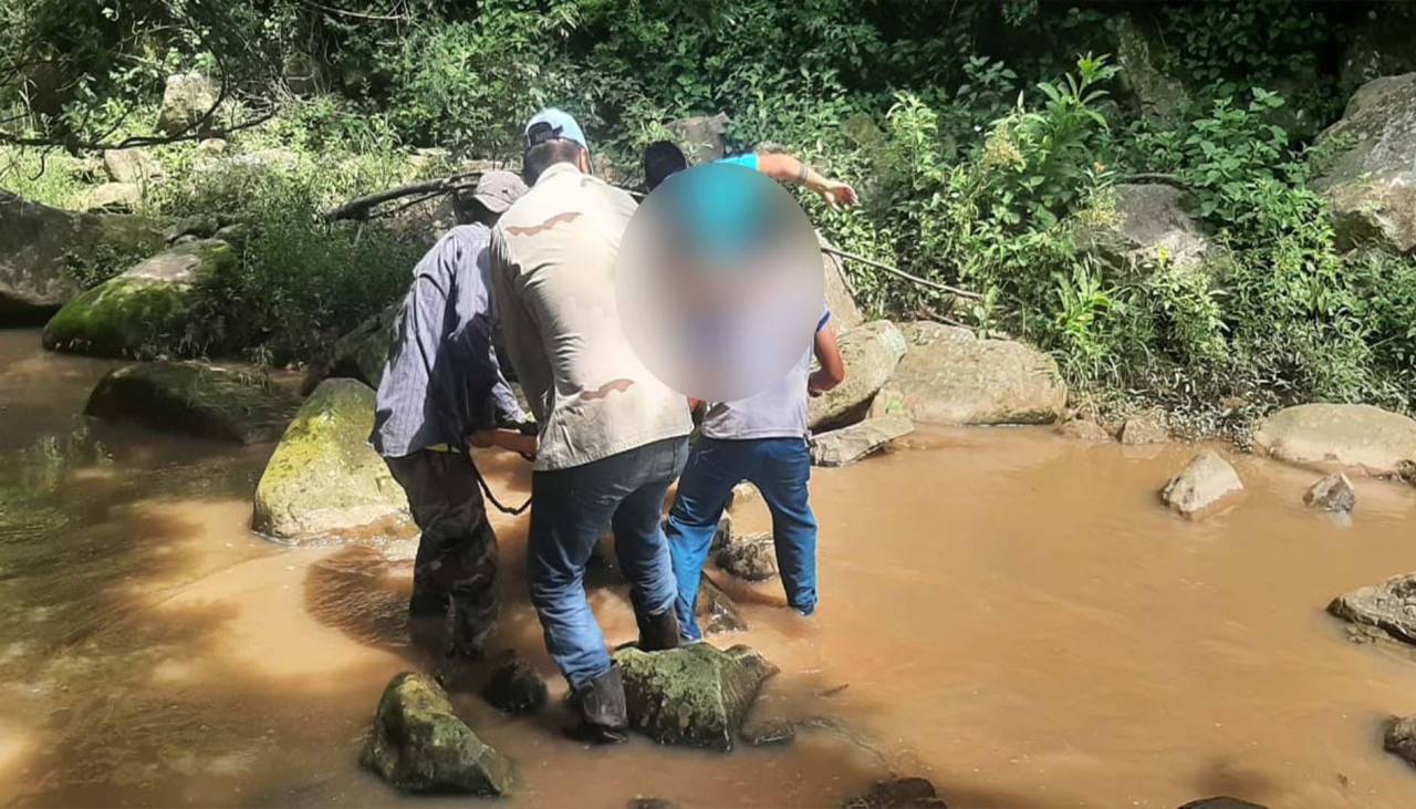 Hay un muerto: Familia se embarranca en la ruta a Samaipata y ambulancia choca contra una moto al ir a auxiliar