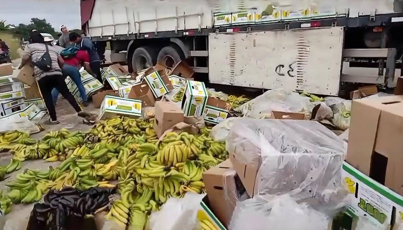 Banano del trópico es arrojado a la carretera en protesta por bloqueo que impide su exportación