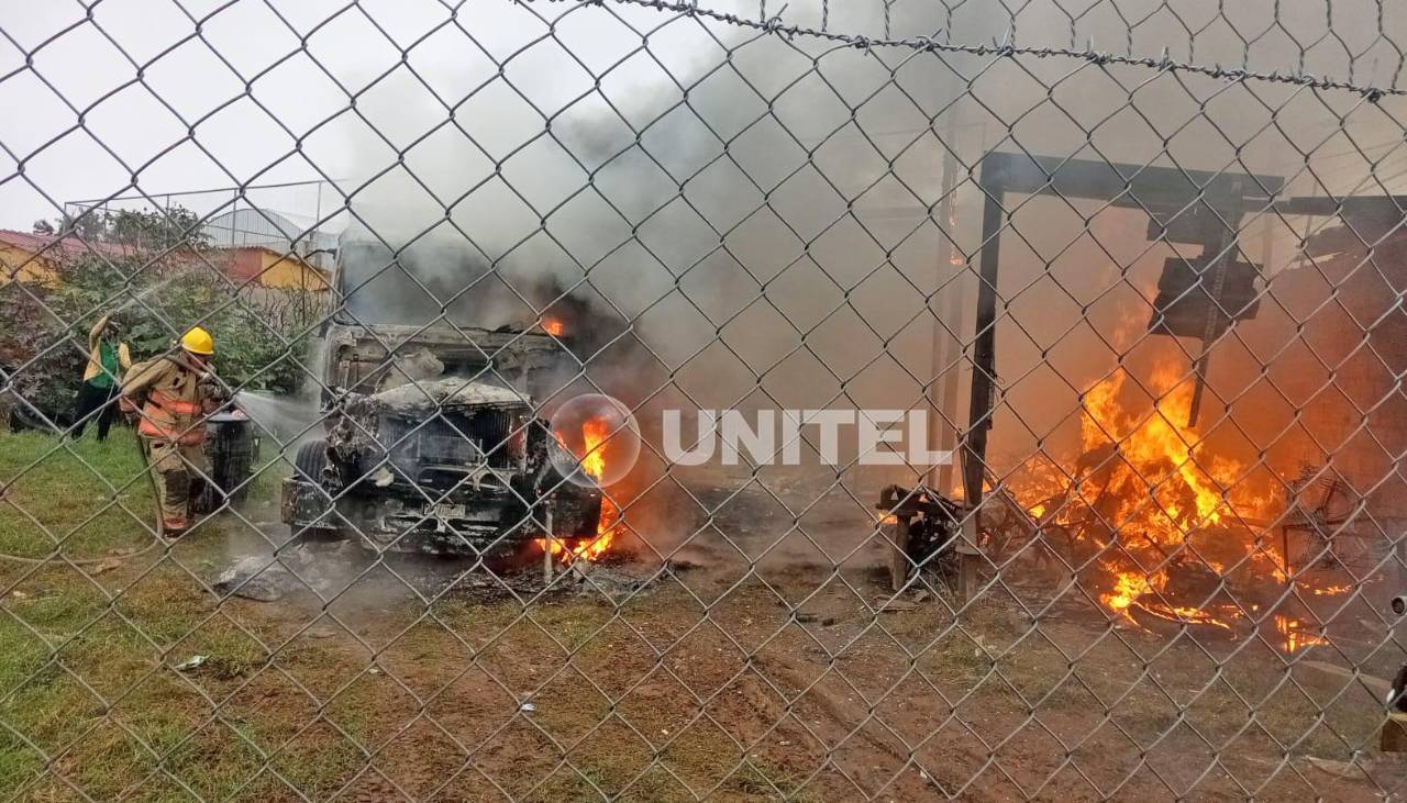 Incendio destruye una casa de madera y la cabina de tráiler en la capital cruceña