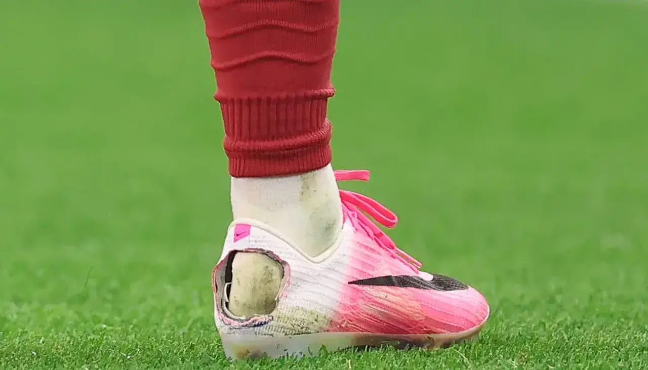 ¿Por qué algunos futbolistas cortan sus botines en el talón? La curiosa práctica que se hizo viral en el Mundial 2026
