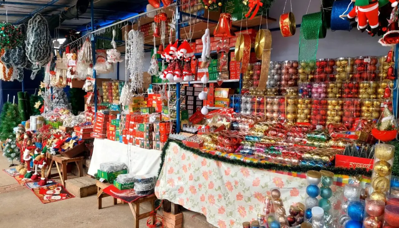 Se enciende el espíritu navideño en el primer día de diciembre y en mercados se observa variedad de productos