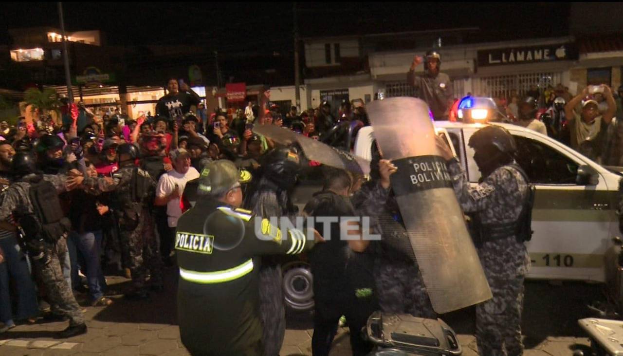 Video: Denuncian agresión y hurto de la moto a un delivery en Santa Cruz por estacionar en una acera