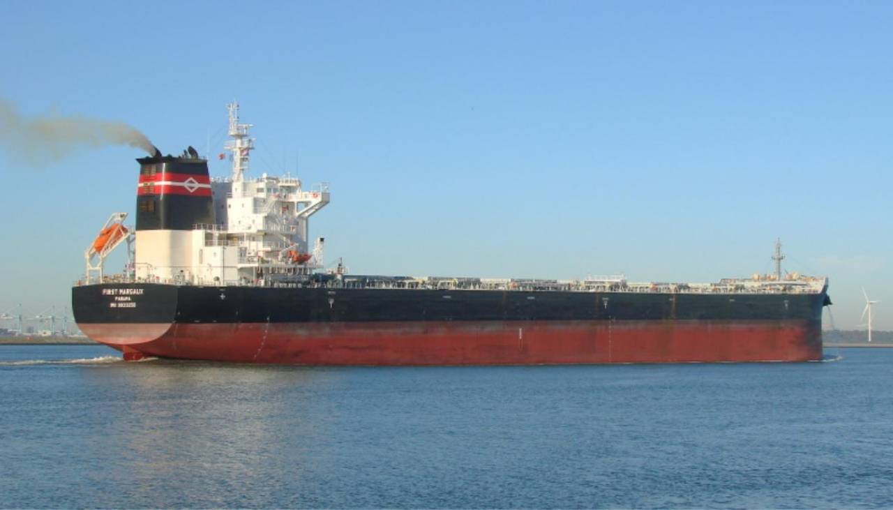 Choque en aguas de Singapur: barco de carga colisiona con un pesquero