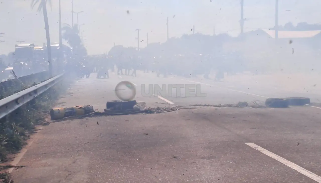 Incendio de pastizales en la zona norte cruceña amenaza a vehículos parados por bloqueo de mototaxistas 