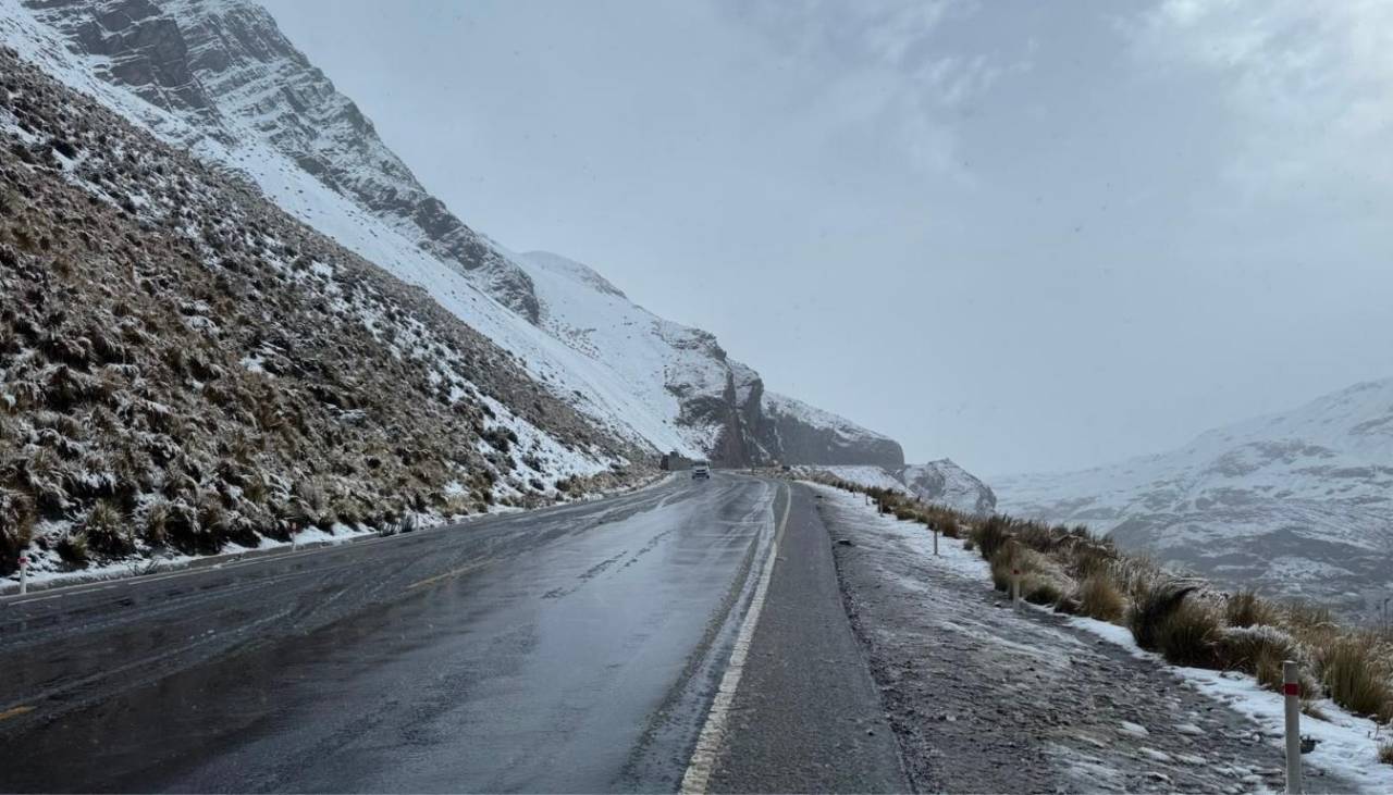 La Paz se viste de blanco: la nieve cubre la ruta a los Yungas