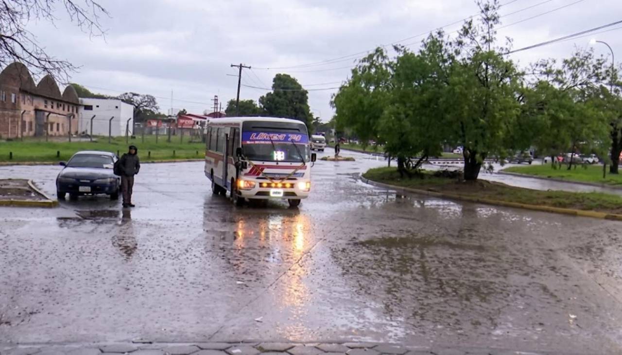 Frente frío golpea a Santa Cruz: lluvia, bajas temperaturas y poco transporte