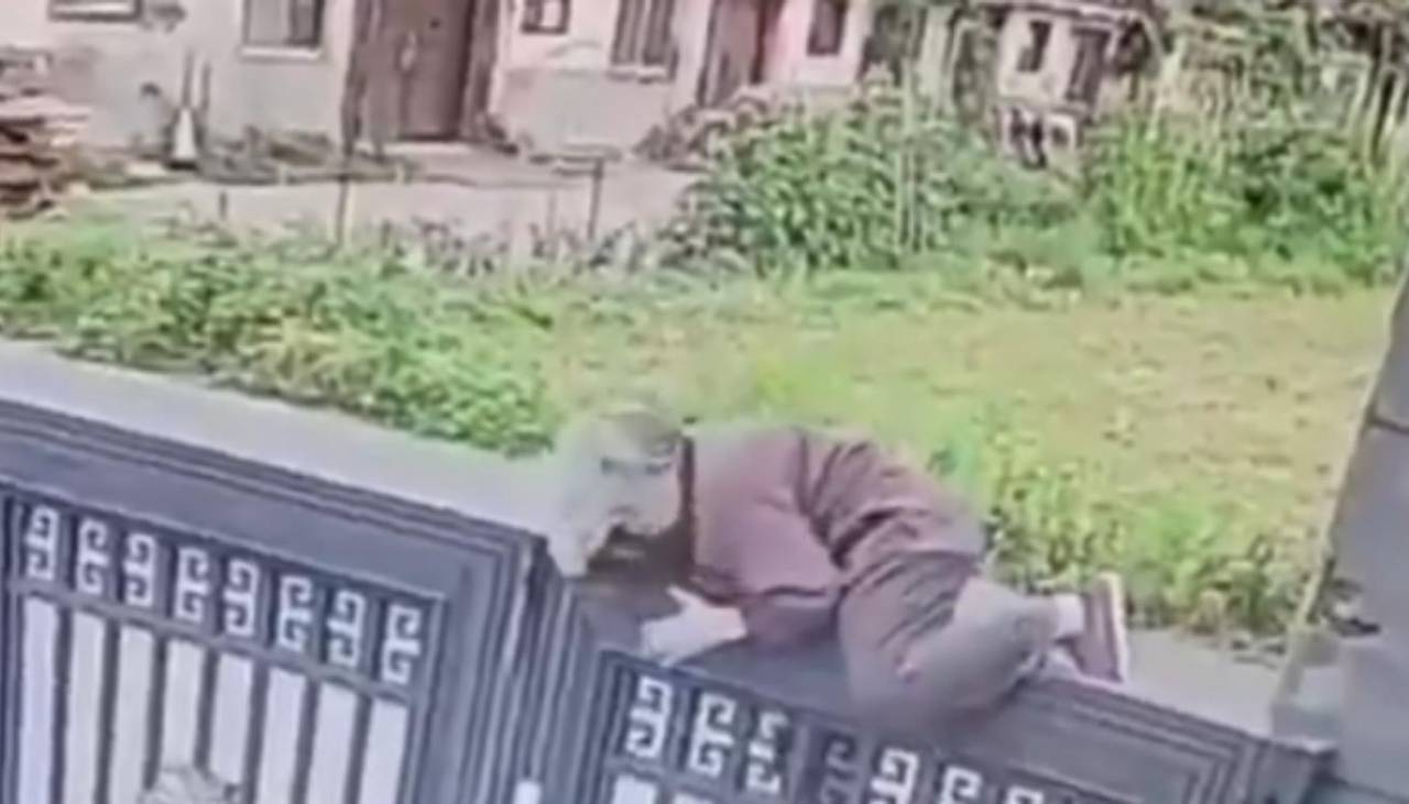Video: Mujer de 93 años trepó una reja en menos de 20 segundos para escapar de un asilo 